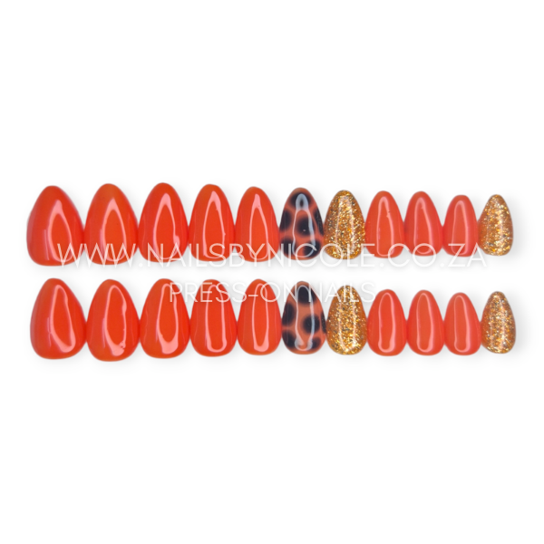 Luxury Press On Nails Set 20pc – Short Almond – Orange & Gold