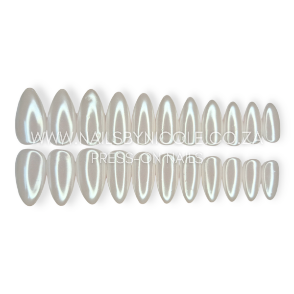Luxury Press On Nails Set 20pc – Medium Almond – Pearl White